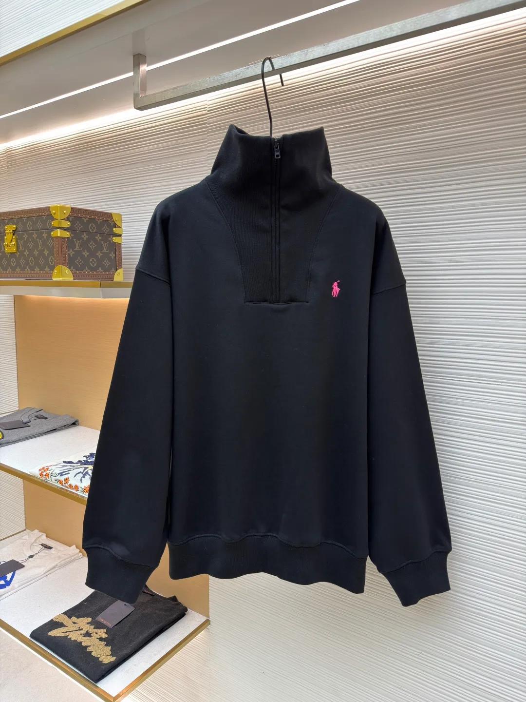 P440 Ralph Lauren pink label half turtleneck sweatshirt ●Original version: Purchased and developed at 2190 ●Item number: 1681981-A90 ●Fabric: cotton fleece composite fabric ●Technology: patch embroidery production ●Color: black pink ●Version: fitted version ●Weight: about 705 grams ●Size: S-M-L-XL ●Description: Customized luxury cotton fleece composite material, soft and silky, comfortable and skin-friendly It uses an extremely pure black tone as the background. A touch of pink pony logo embroidery is embellished on the chest. It is low-key and powerful. The back panel is embellished with the brand letters outlined in ivory white satin intarsia. The pink pony embroidery jumping in the center is the only color footnote in this black and white silent film. It coincides with the elegant and uninhibited brand philosophy. Its unique ribbed half-high collar design is sublimated, giving more flexibility and fashion sense to wear, showing taste in silence. Showing elegance and style, it uses imported machine embroidery technology. It uses advanced computer control systems and precision mechanical components to realize pony logo embroidery operations with high precision. The lines are smooth and delicate. It uses imported machine patch embroidery techniques. It uses advanced computer control systems and precision mechanical components to realize Ralph Lauren patch embroidery operations. It presents an embroidery effect with both clarity and three-dimensionality. The fabrics have been carefully washed. It has better hand feel and texture. It is not easy to deform, not easy to shrink, not easy to fade, and maintains long-term beauty. The overall wiring is straight and delicate, the fabric is comfortable and soft, and the color is consistent without color difference. It can be matched with the same style to create a fashionable look and control various occasions. Customized accessories, complete with three standards, same style for men and women!